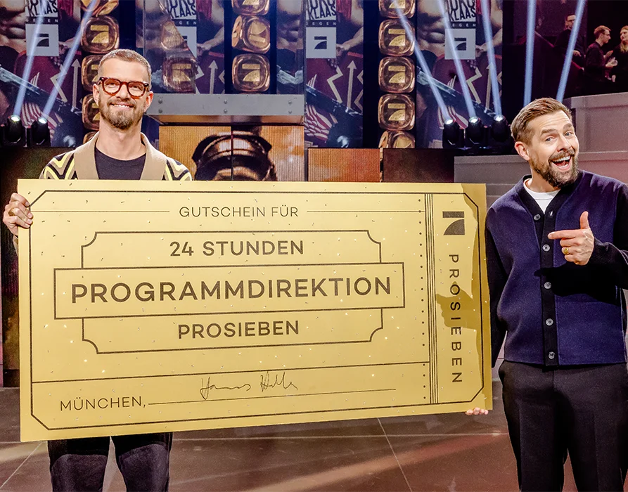 Joko und Klaas halten einen großen Gutschein mit der Aufschrift "Gutschein für 24 Stunden Programmdirektion ProSieben" (Foto)