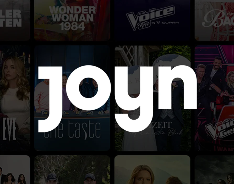 Joyn Logo-Text im Vordergrund. Im Hintergrund Logos und Bilder von Programmen von ProSiebenSat.1. (Logo)